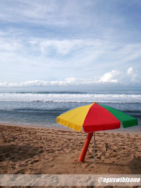 payung yang disewakan di pantai pok tunggal jogjakarta
