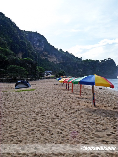 tenda tempat menginap dan payung di pantai pok tunggal jogjakarta